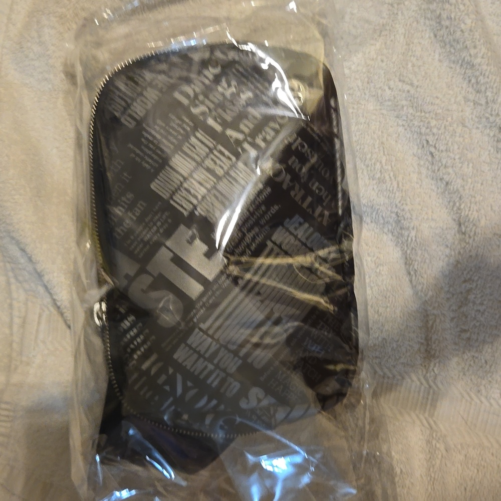 Lululemon 1L NWT manifesto bag